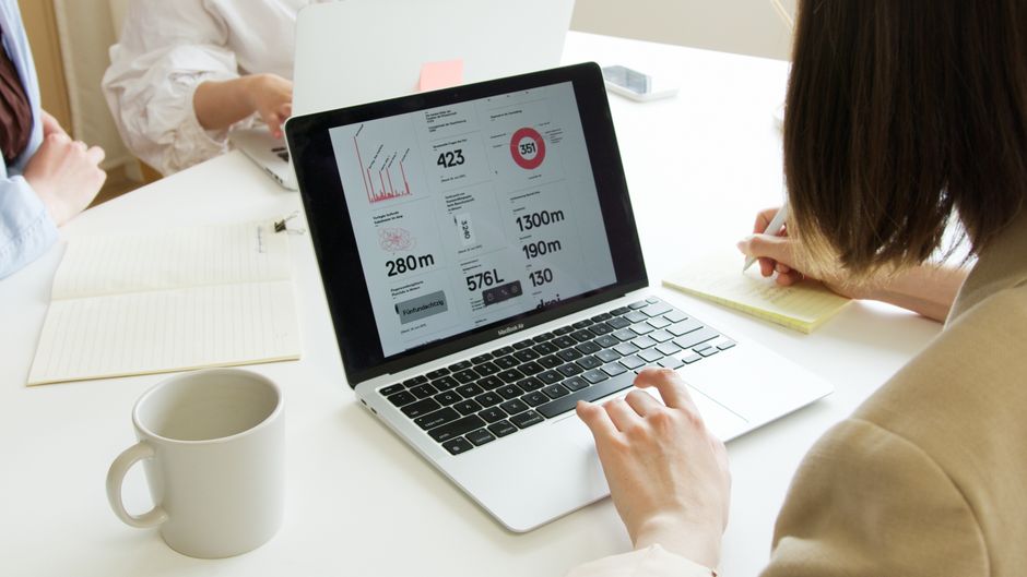 B2B SaaS'ta CRM ile Pazar İstihbaratı: Rekabet Avantajı Yara